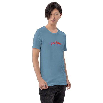 Ein Model in Seitenansicht trägt ein stahlblaues Unisex-T-Shirt von POLCOUTURE. Auf der Brust prangt der Schriftzug „Pan Kubuś“ im markanten POLCOUTURE Rot. Das Model ist leicht seitlich links gedreht, wodurch der Fokus auf der Passform und dem harmonischen Kontrast zwischen dem dunklen Blau und dem roten Namens-Print liegt.