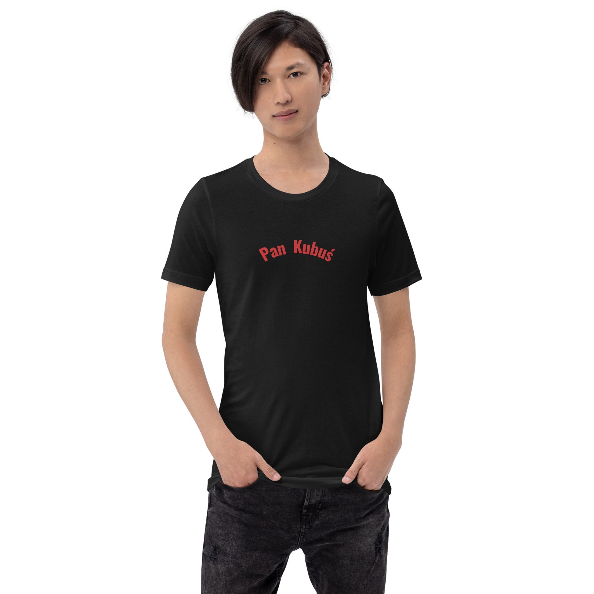 Frontalansicht eines Models in einem T-Shirt in Vintage Schwarz von POLCOUTURE. Zentriert auf der Brust ist der Schriftzug „Pan Kubuś“ in einer klaren, roten Schrift aufgedruckt. Das Bild zeigt das vollständige Design des Unisex-T-Shirts mit Rundhalsausschnitt und kurzem Arm vor einem neutralen Hintergrund.