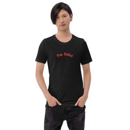 Frontalansicht eines Models in einem T-Shirt in Vintage Schwarz von POLCOUTURE. Zentriert auf der Brust ist der Schriftzug „Pan Kubuś“ in einer klaren, roten Schrift aufgedruckt. Das Bild zeigt das vollständige Design des Unisex-T-Shirts mit Rundhalsausschnitt und kurzem Arm vor einem neutralen Hintergrund.