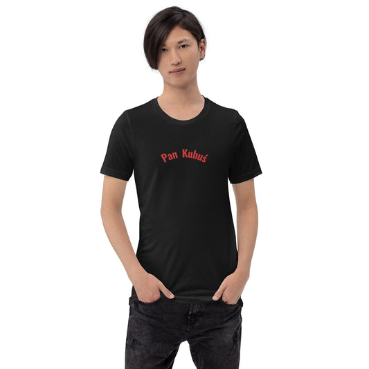 Frontalansicht eines Models in einem T-Shirt in Vintage Schwarz von POLCOUTURE. Zentriert auf der Brust ist der Schriftzug „Pan Kubuś“ in einer klaren, roten Schrift aufgedruckt. Das Bild zeigt das vollständige Design des Unisex-T-Shirts mit Rundhalsausschnitt und kurzem Arm vor einem neutralen Hintergrund.