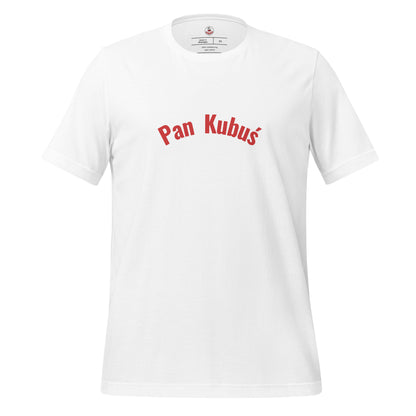 Frontalansicht des Namens-T-Shirts in Weiß von POLCOUTURE. Zentriert auf der Brust ist der Schriftzug „Pan Kubuś“ in einer klaren, roten Schrift aufgedruckt. Das Bild zeigt das vollständige Design des Unisex-T-Shirts mit Rundhalsausschnitt und kurzem Arm vor einem neutralen Hintergrund.
