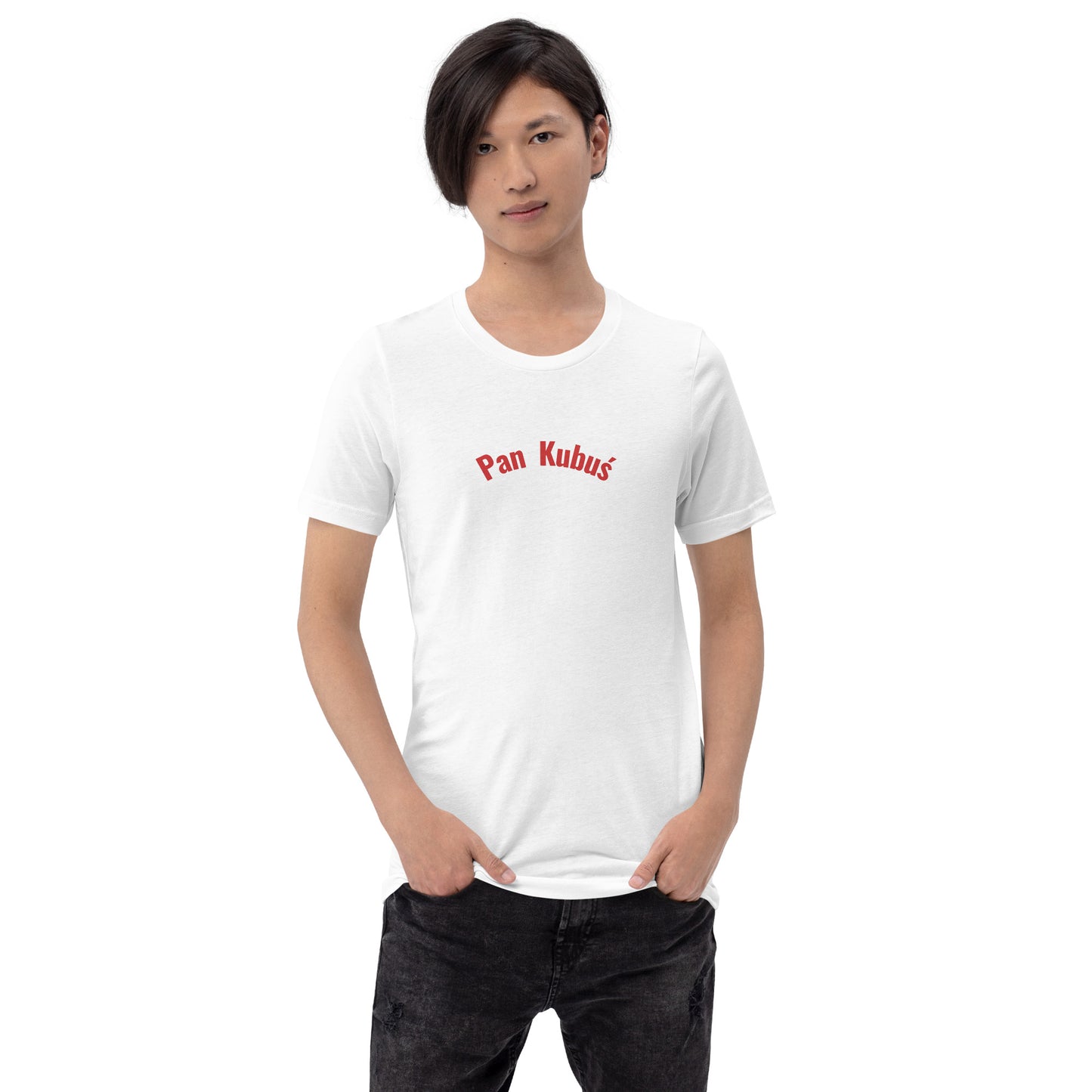 Frontalansicht eines Models in einem weißen POLCOUTURE Unisex-T-Shirt. Zentriert auf der Brust ist der Schriftzug „Pan Kubuś“ in einer klaren, roten Schrift aufgedruckt. Das Bild zeigt das vollständige Design des T-Shirts mit Rundhalsausschnitt und kurzem Arm vor einem neutralen Hintergrund.