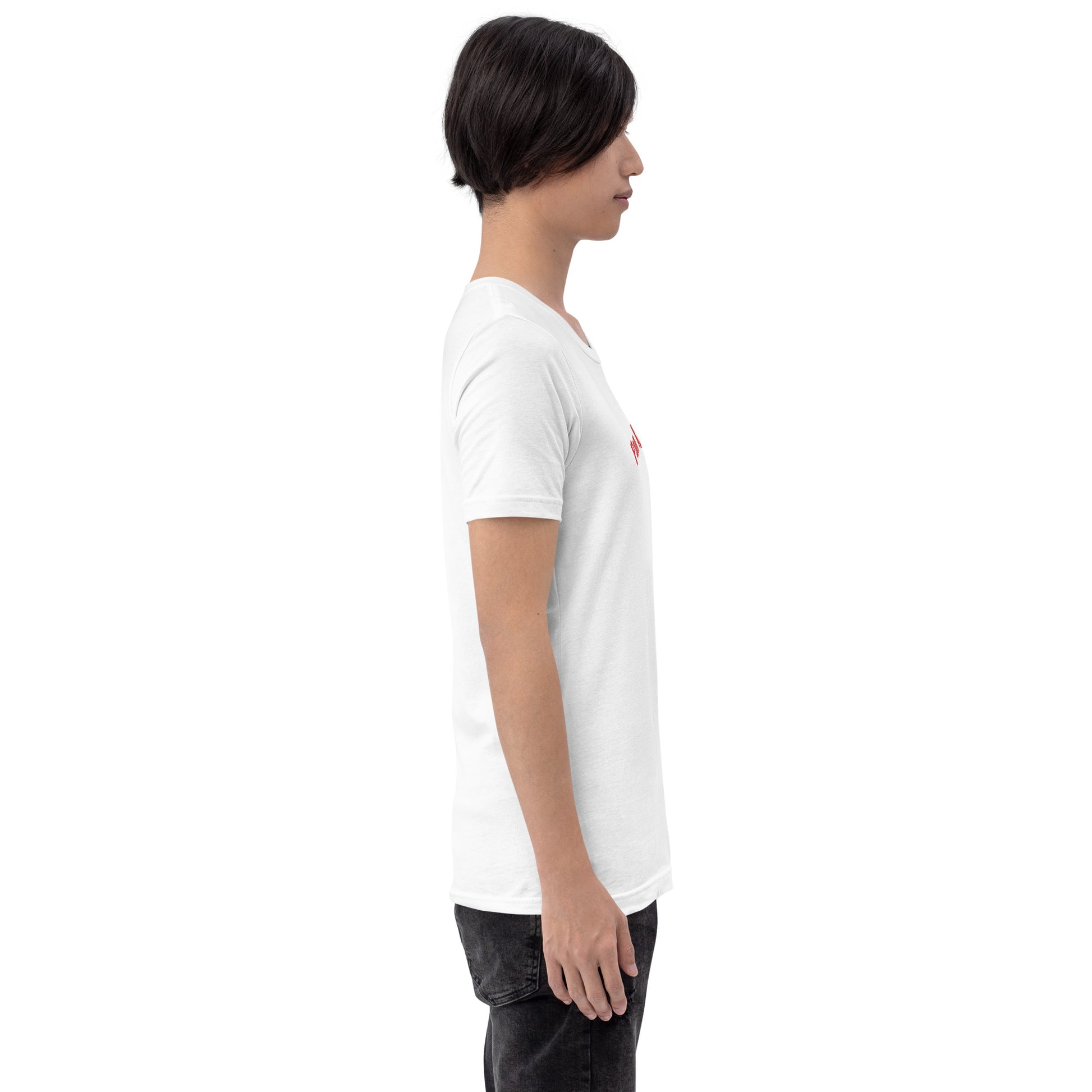 Seitenansicht eines Models in einem weißen POLCOUTURE Unisex-T-Shirt. Auf der Brust ist nur ein Teil des Drucks „Pan“ in einer klaren, roten Schrift zu sehen. Das Bild betont den modernen, geraden Schnitt des Shirts und den markanten Kontrast des roten Aufdrucks auf weißem Grund.