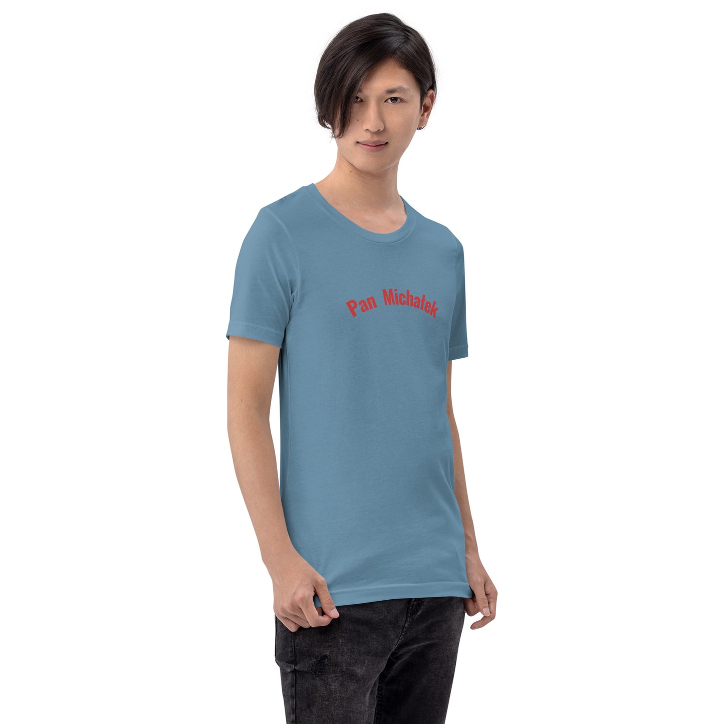 Ein Model trägt ein stahlblaues Unisex-T-Shirt von POLCOUTURE. Auf der Brust ist der Schriftzug „Pan Michałek“ im markanten POLCOUTURE Rot zu sehen. Das Model ist leicht nach rechts gedreht.