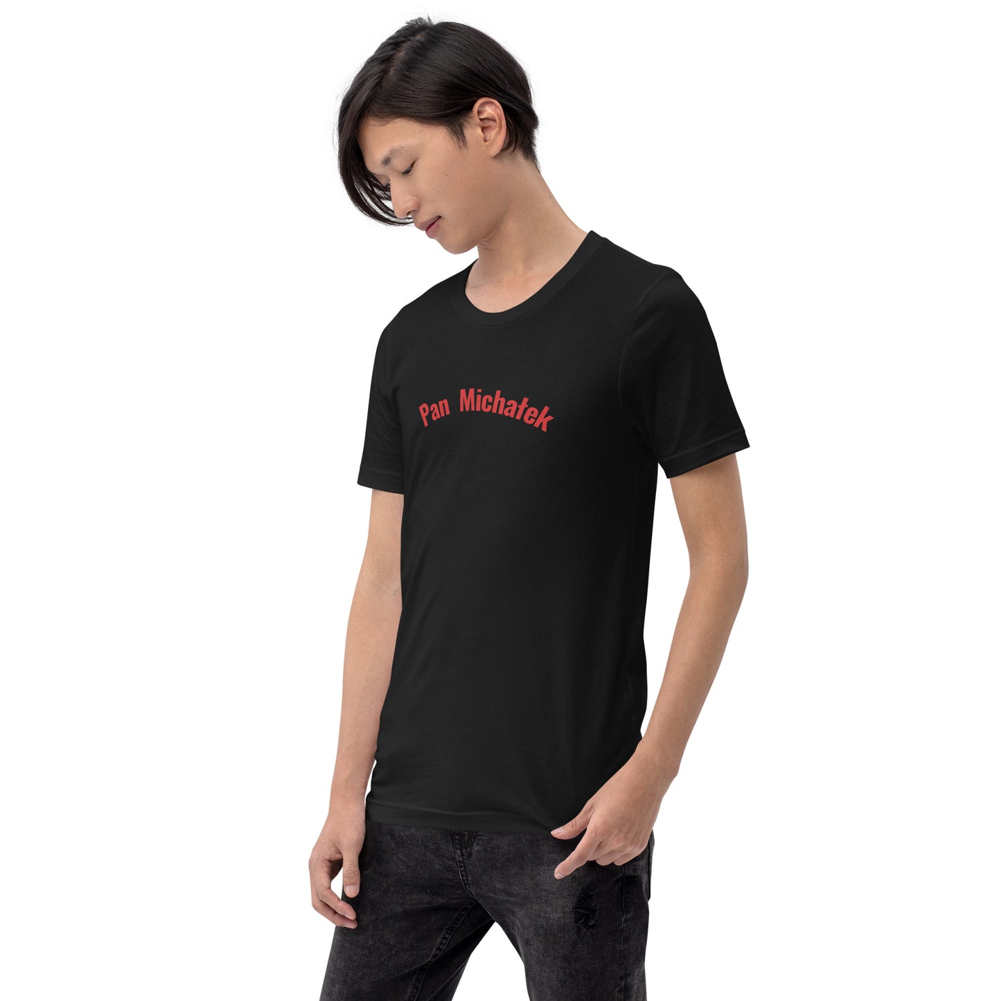 Ein Model trägt ein Unisex-T-Shirt in Vintage Schwarz von POLCOUTURE. Auf der Brust prangt der Schriftzug „Pan Michałek“ im markanten POLCOUTURE Rot. Der dunkle Stoff bildet einen starken Kontrast zum Druck.