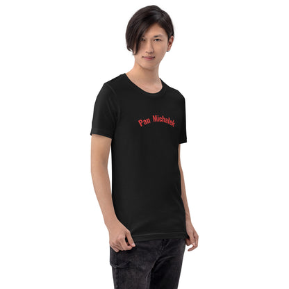 Ein Model trägt ein Unisex-T-Shirt in Vintage Schwarz von POLCOUTURE. Auf der Brust ist der Schriftzug „Pan Michałek“ im markanten POLCOUTURE Rot zu sehen. Die Ansicht zeigt den lässigen Sitz.
