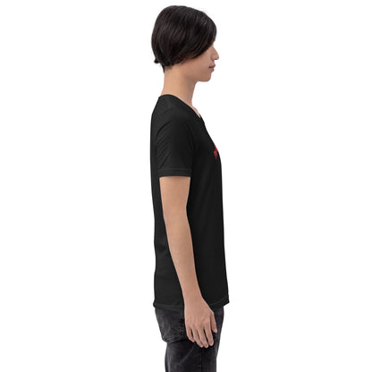 Seitenprofil eines Models in einem POLCOUTURE T-Shirt in Vintage Schwarz. Auf der Brust ist der Teil des Drucks „Pan“ in roter Schrift zu sehen. Die Ansicht betont den zeitlosen Look des dunklen Shirts.
