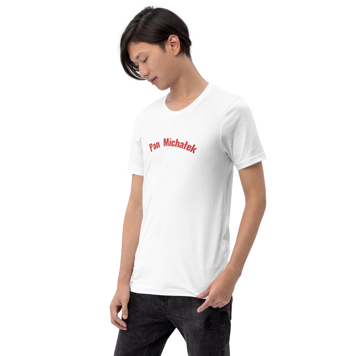 Ein Model in Seitenansicht trägt ein weißes Unisex-T-Shirt von POLCOUTURE. Auf der Brust prangt der Schriftzug „Pan Michałek“ im markanten POLCOUTURE Rot. Das Model ist leicht seitlich links gedreht, um die Passform zu zeigen.
