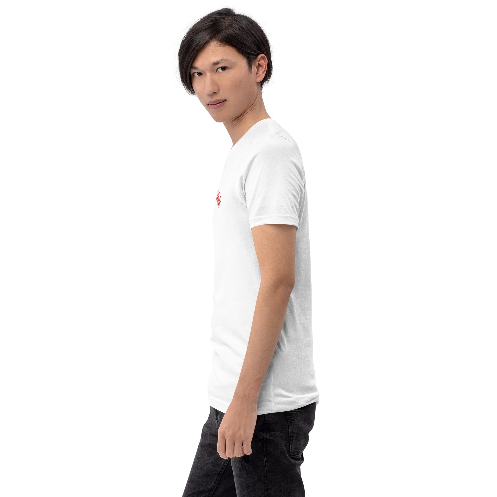 Seitenansicht eines Models in einem weißen POLCOUTURE Unisex-T-Shirt. Auf der Brust ist der Name „Michałek“ teilweise in einer klaren, roten Schrift zu sehen. Die Seitenansicht zeigt den bequemen Sitz und den Kontrast des roten Aufdrucks.