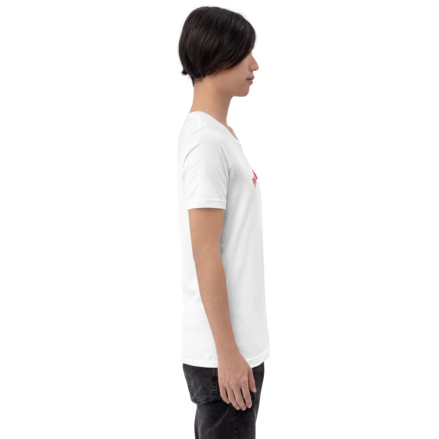 Seitenprofil eines Models in einem weißen POLCOUTURE Unisex-T-Shirt. Auf der Brust ist der Teil des Drucks „Pan“ in einer klaren, roten Schrift zu sehen. Die Ansicht betont den modernen, geraden Schnitt des Shirts.