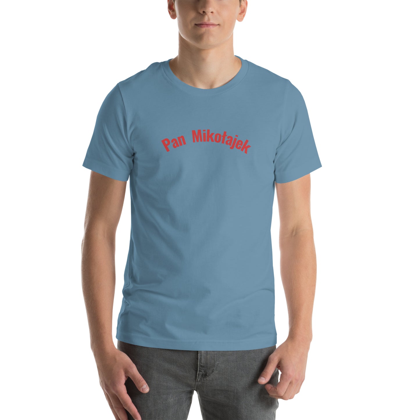 Frontalansicht eines Models in einem stahlblauen (Steel Blue) POLCOUTURE Unisex-T-Shirt. Zentriert auf der Brust ist der Schriftzug „Pan Mikołajek“ in einer klaren, roten Schrift aufgedruckt.