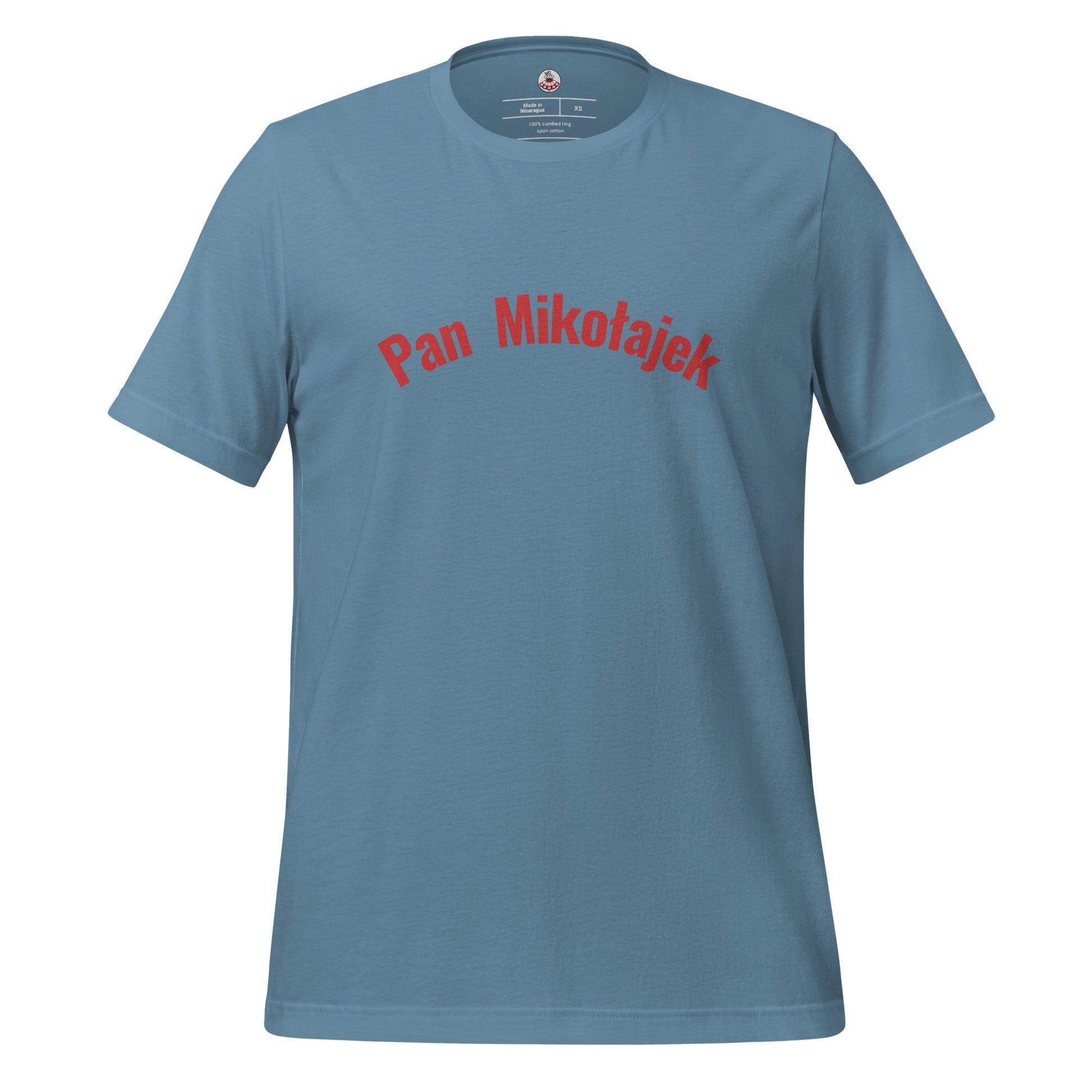 Frontalansicht des Namens-T-Shirts in Steel Blue von POLCOUTURE. Zentriert auf der Brust ist der Schriftzug „Pan Mikołajek“ in einer klaren, roten Schrift aufgedruckt. Das Bild zeigt das vollständige Design vor einem neutralen Hintergrund.