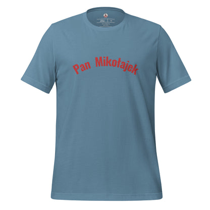 Frontalansicht des Namens-T-Shirts in Steel Blue von POLCOUTURE. Zentriert auf der Brust ist der Schriftzug „Pan Mikołajek“ in einer klaren, roten Schrift aufgedruckt. Das Bild zeigt das vollständige Design vor einem neutralen Hintergrund.