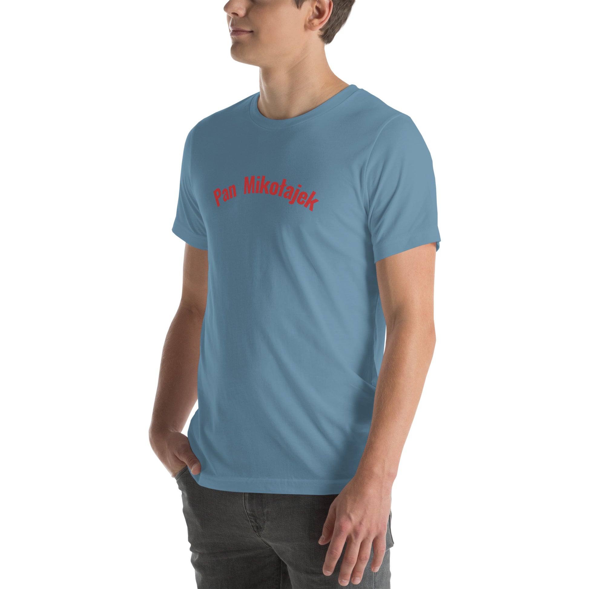 Ein Model trägt ein stahlblaues Unisex-T-Shirt von POLCOUTURE. Auf der Brust prangt der Schriftzug „Pan Mikołajek“ im markanten POLCOUTURE Rot. Der Fokus liegt auf der Farbkombination und der Passform.