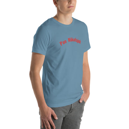 Ein Model trägt ein stahlblaues Unisex-T-Shirt von POLCOUTURE. Auf der Brust ist der Schriftzug „Pan Mikołajek“ im markanten POLCOUTURE Rot zu sehen. Das Model ist leicht nach rechts gedreht.