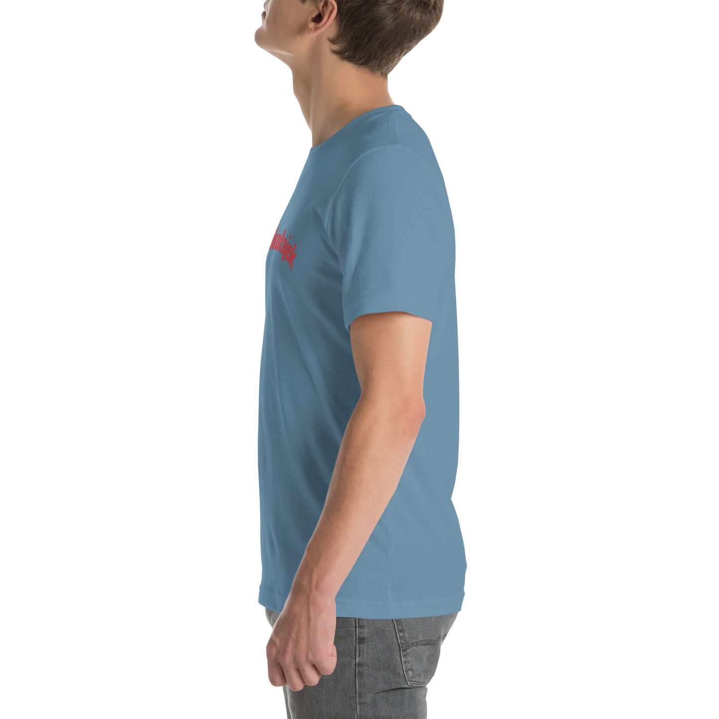 Seitenansicht eines Models in einem stahlblauen POLCOUTURE Unisex-T-Shirt. Auf der Brust ist der Name „Mikołajek“ in roter Schrift zu sehen. Die Ansicht betont den modernen Schnitt auf dem blauen Grund.