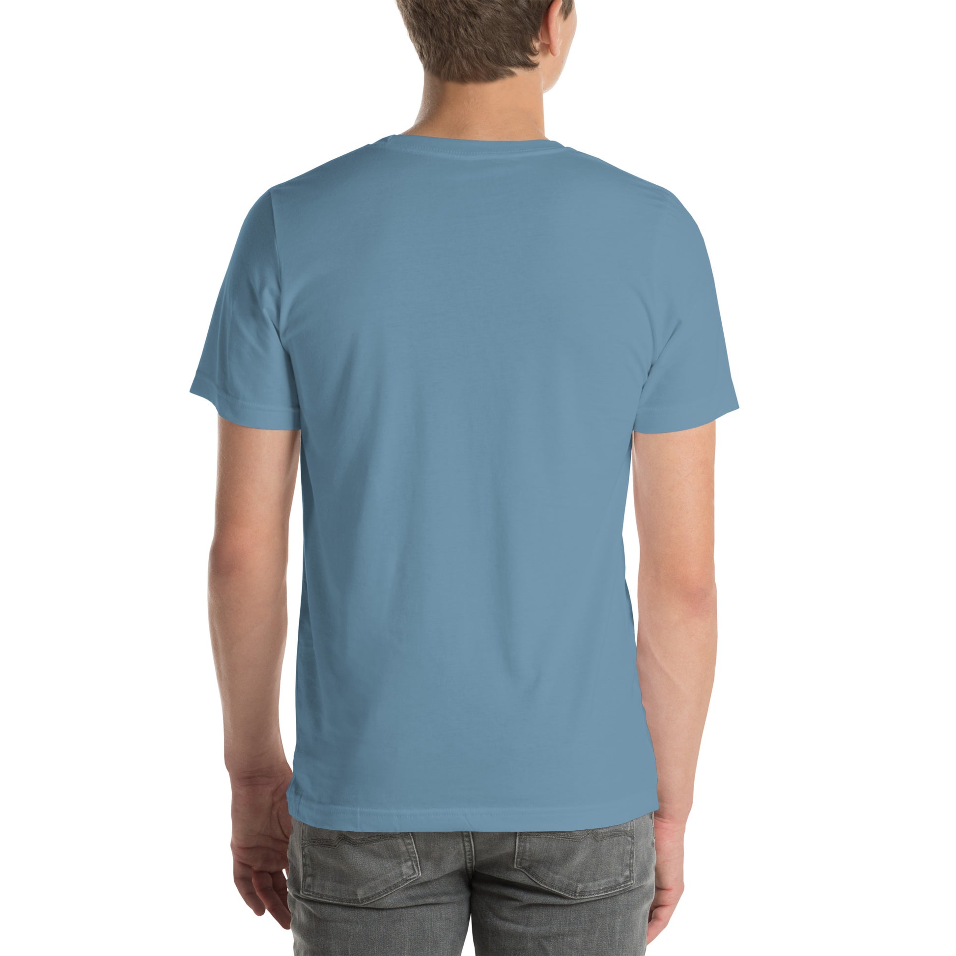 Rückansicht eines Models in einem stahlblauen (Steel Blue) POLCOUTURE Unisex-T-Shirt. Die schlichte Rückseite betont die besondere Farbtiefe und die hohe Qualität des Stoffes.