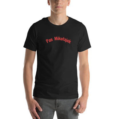 Frontalansicht eines Models in einem POLCOUTURE Unisex-T-Shirt in Vintage Schwarz. Zentriert auf der Brust ist der Schriftzug „Pan Mikołajek“ in einer klaren, roten Schrift aufgedruckt.