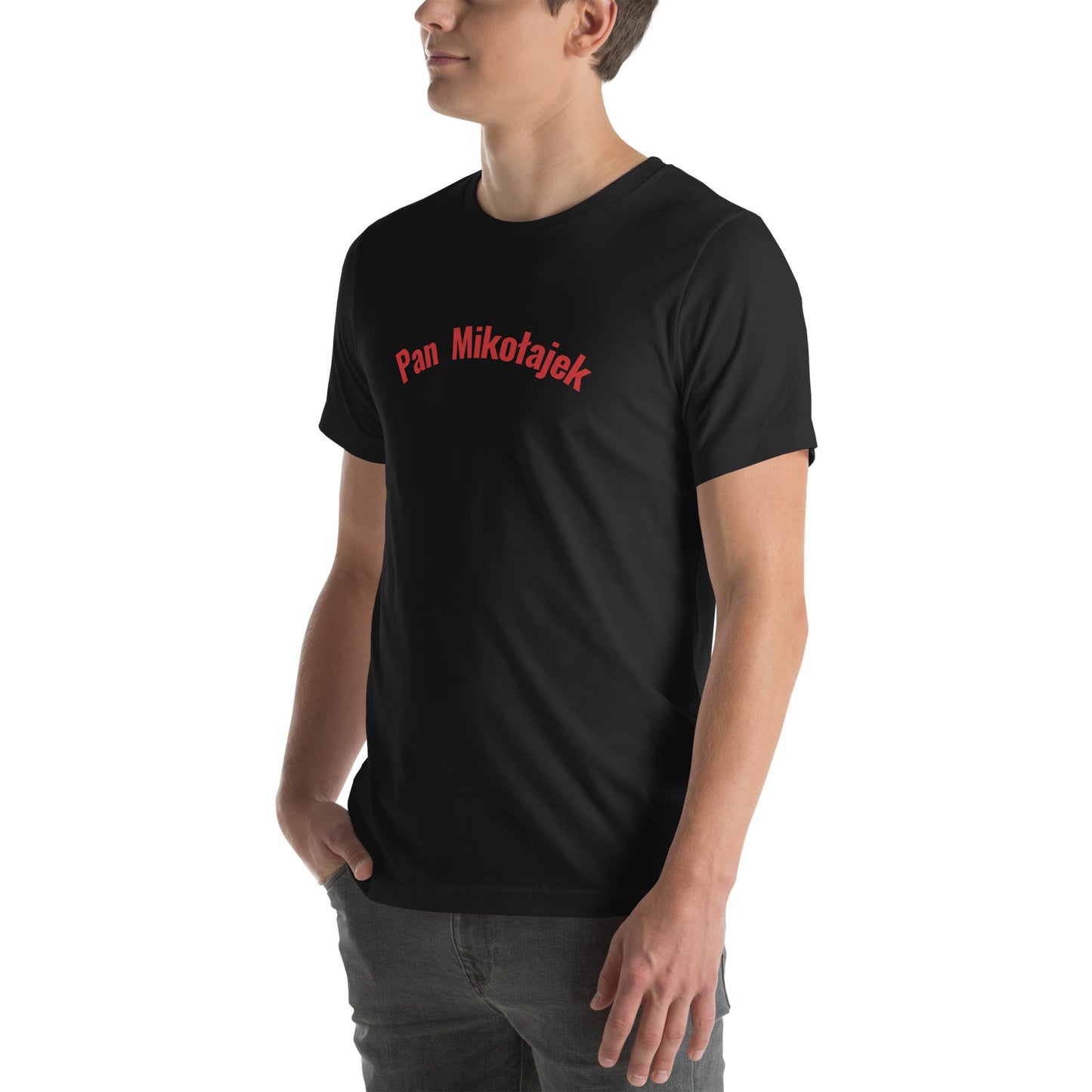 Ein Model trägt ein Unisex-T-Shirt in Vintage Schwarz von POLCOUTURE. Auf der Brust prangt der Schriftzug „Pan Mikołajek“ im markanten POLCOUTURE Rot. Der dunkle Stoff bildet einen starken Kontrast zum Druck.
