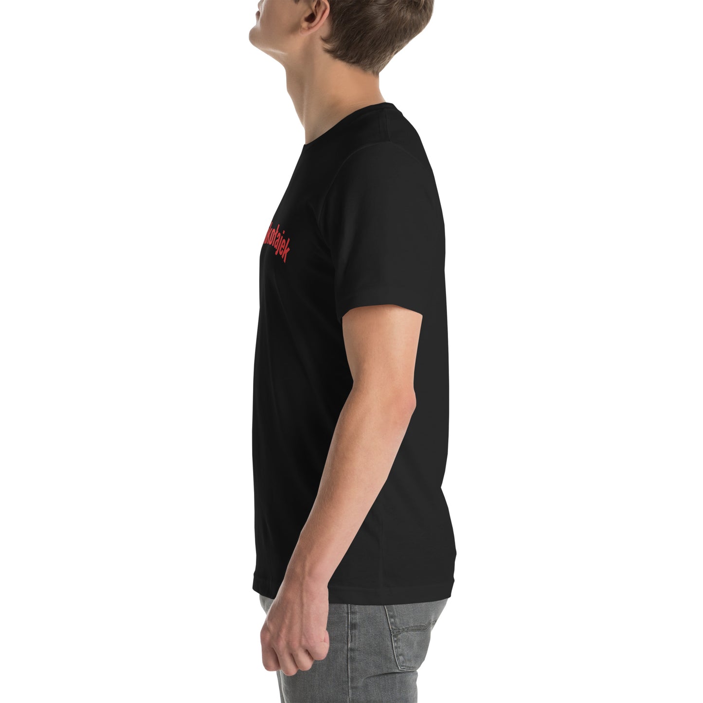 Seitenansicht eines Models in einem POLCOUTURE T-Shirt in Vintage Schwarz. Auf der Brust ist der Name „Mikołajek“ in roter Schrift zu sehen. Die Ansicht zeigt, wie brillant das Rot auf Schwarz zur Geltung kommt.