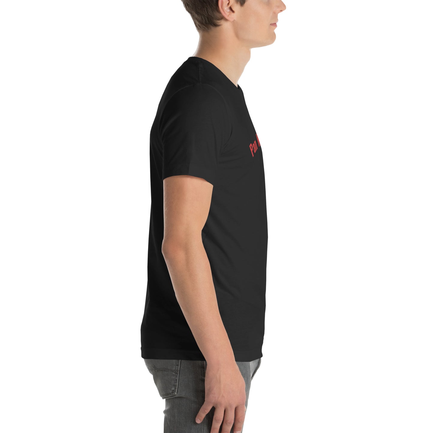 Seitenprofil eines Models in einem POLCOUTURE T-Shirt in Vintage Schwarz. Auf der Brust ist der Teil des Drucks „Pan“ in roter Schrift zu sehen. Die Ansicht betont den zeitlosen Look des dunklen Shirts.