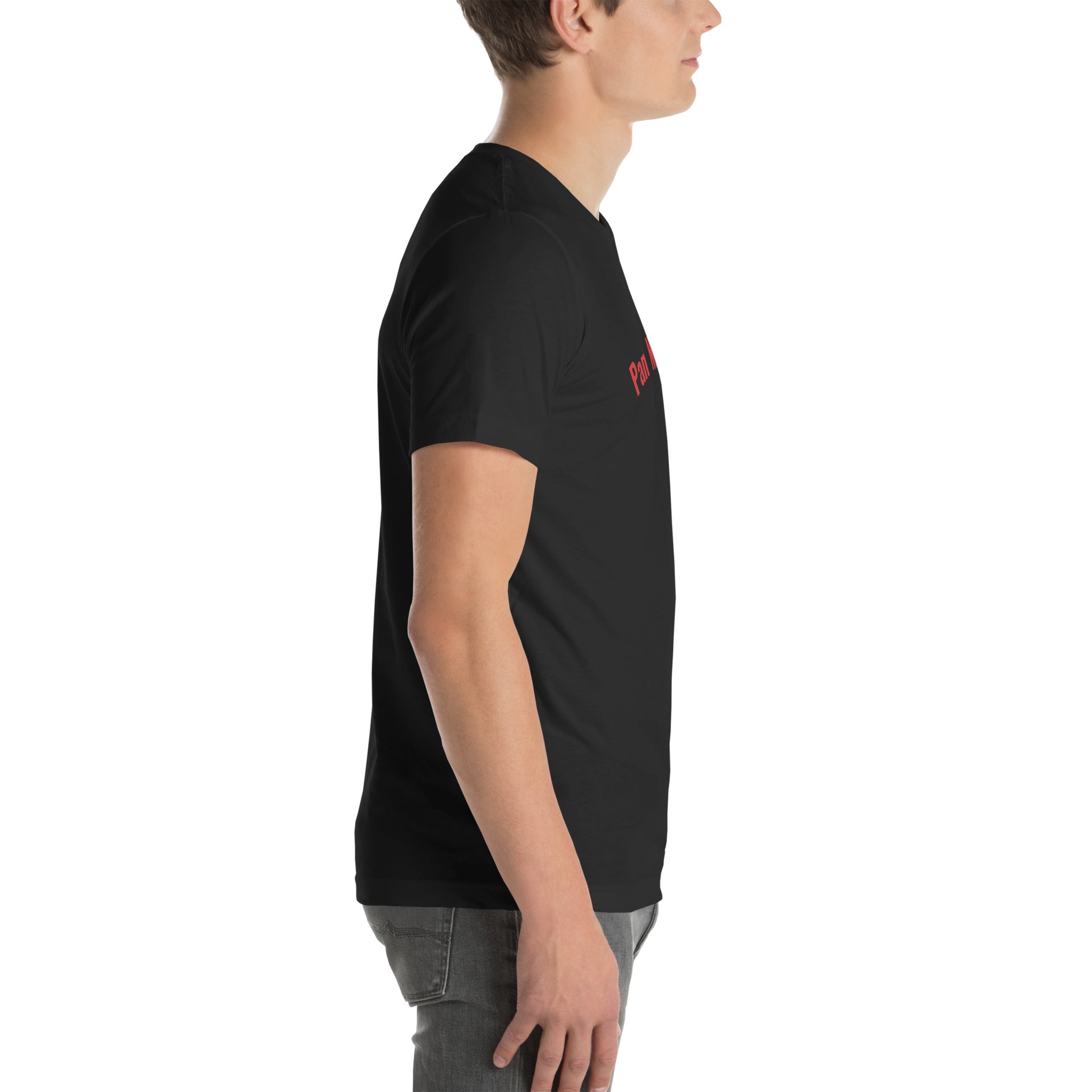 Seitenprofil eines Models in einem POLCOUTURE T-Shirt in Vintage Schwarz. Auf der Brust ist der Teil des Drucks „Pan“ in roter Schrift zu sehen. Die Ansicht betont den zeitlosen Look des dunklen Shirts.