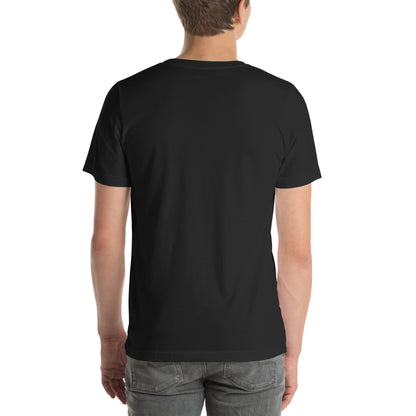 Rückansicht eines Models in einem POLCOUTURE Unisex-T-Shirt in Vintage Schwarz. Die schlichte Rückseite unterstreicht den minimalistischen und hochwertigen Charakter des Designs.