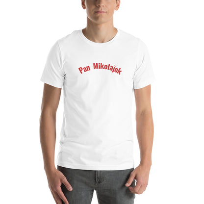 Frontalansicht eines Models in einem weißen POLCOUTURE Unisex-T-Shirt. Zentriert auf der Brust ist der Schriftzug „Pan Mikołajek“ in einer klaren, roten Schrift aufgedruckt. Das Bild zeigt den Sitz des T-Shirts mit Rundhalsausschnitt.