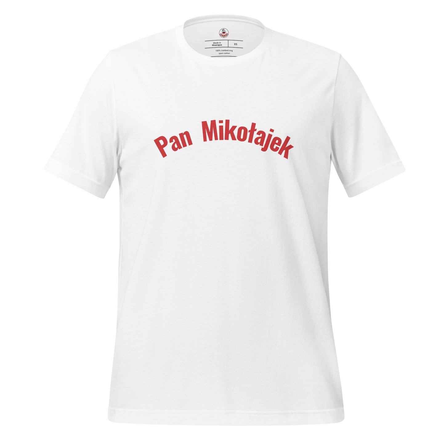 Frontalansicht des Namens-T-Shirts in Weiß von POLCOUTURE. Zentriert auf der Brust ist der Schriftzug „Pan Mikołajek“ in einer klaren, roten Schrift aufgedruckt. Das Bild zeigt das vollständige Design des Unisex-T-Shirts vor einem neutralen Hintergrund.