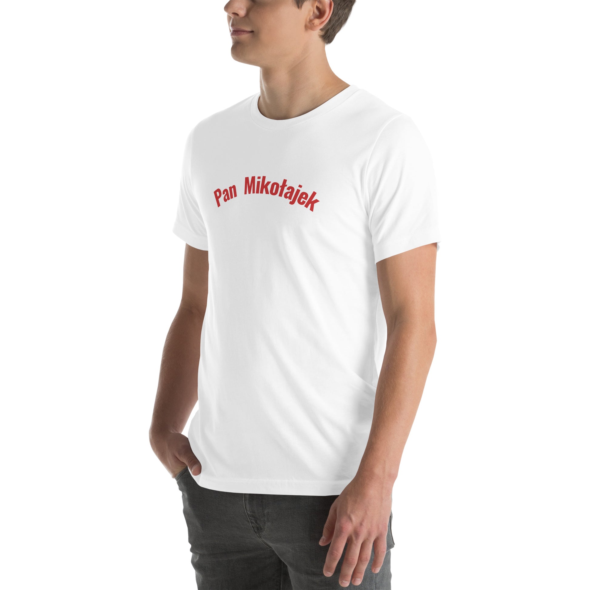 Ein Model in Seitenansicht trägt ein weißes Unisex-T-Shirt von POLCOUTURE. Auf der Brust prangt der Schriftzug „Pan Mikołajek“ im markanten POLCOUTURE Rot. Das Model ist leicht seitlich links gedreht, um die Passform zu zeigen.