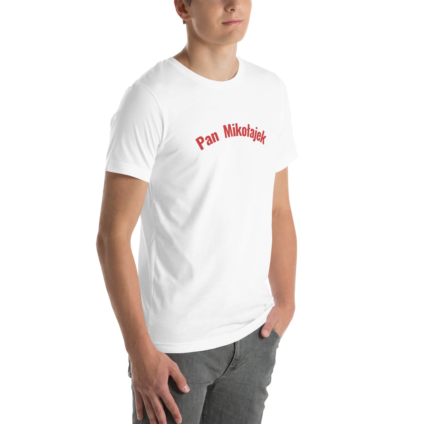 Ein Model in Seitenansicht trägt ein weißes Unisex-T-Shirt von POLCOUTURE. Auf der Brust prangt der Schriftzug „Pan Mikołajek“ im markanten POLCOUTURE Rot. Das Model ist leicht seitlich rechts gedreht, wodurch der Fokus auf dem roten Namens-Print liegt.