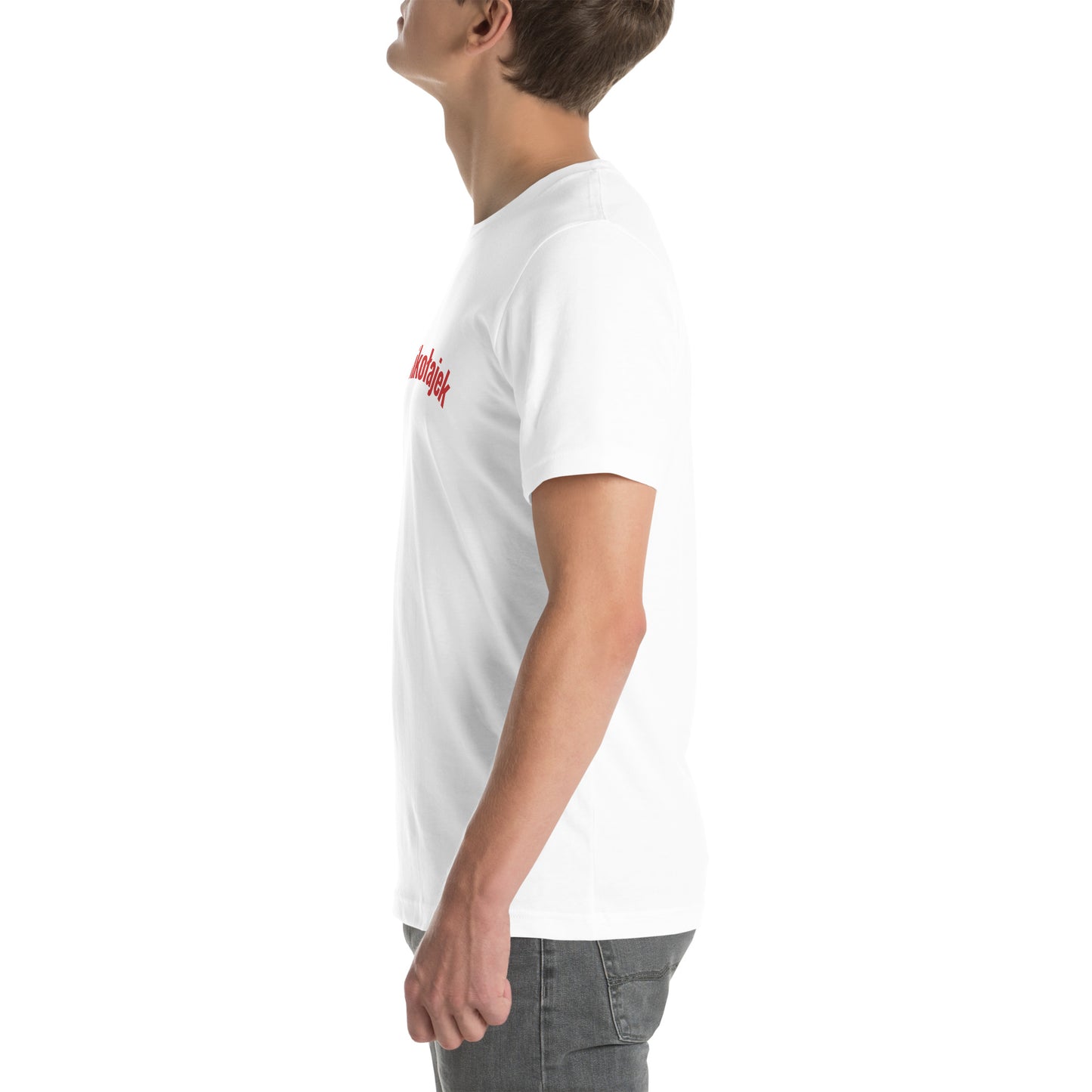 Seitenansicht eines Models in einem weißen POLCOUTURE Unisex-T-Shirt. Auf der Brust ist der Name „Mikołajek“ in einer klaren, roten Schrift zu sehen. Die Seitenansicht zeigt den bequemen Sitz und den Kontrast des roten Aufdrucks.