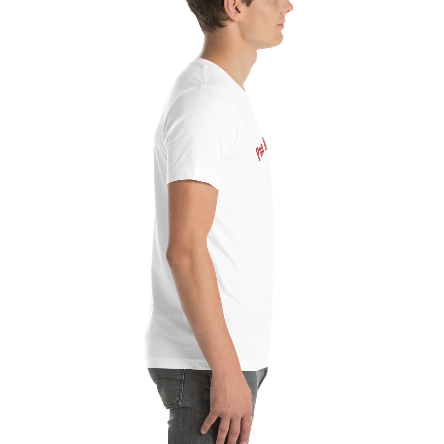 Seitenprofil eines Models in einem weißen POLCOUTURE Unisex-T-Shirt. Auf der Brust ist der Teil des Drucks „Pan“ in einer klaren, roten Schrift zu sehen. Die Ansicht betont den modernen, geraden Schnitt des Shirts.