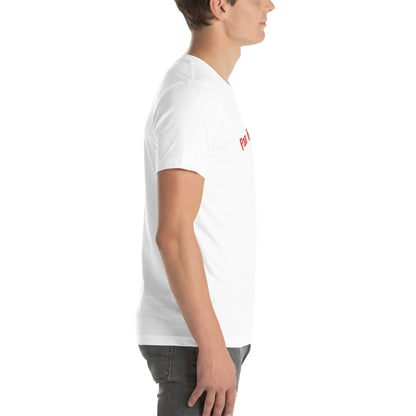 Seitenprofil eines Models in einem weißen POLCOUTURE Unisex-T-Shirt. Auf der Brust ist der Teil des Drucks „Pan“ in einer klaren, roten Schrift zu sehen. Die Ansicht betont den modernen, geraden Schnitt des Shirts.