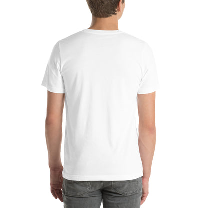 Rückansicht eines Models in einem weißen POLCOUTURE Unisex-T-Shirt. Das T-Shirt ist auf der Rückseite schlicht gehalten, was den minimalistischen Stil und die hochwertige Stoffqualität betont.