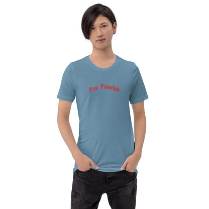 Frontalansicht eines Models in einem stahlblauen (Steel Blue) POLCOUTURE Unisex-T-Shirt. Zentriert auf der Brust ist der Schriftzug „Pan Pawełek“ in einer klaren, roten Schrift aufgedruckt.