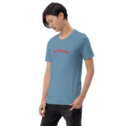 Ein Model trägt ein stahlblaues Unisex-T-Shirt von POLCOUTURE. Auf der Brust prangt der Schriftzug „Pan Pawełek“ im markanten POLCOUTURE Rot. Der Fokus liegt auf der Farbkombination und der Passform.
