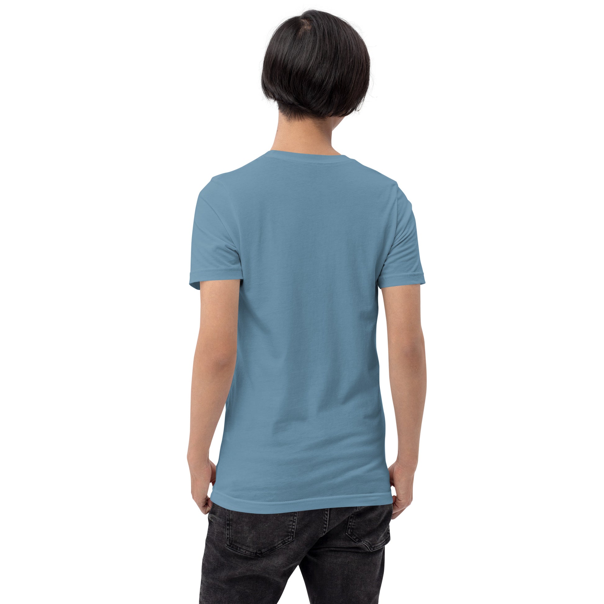 Rückansicht eines Models in einem stahlblauen (Steel Blue) POLCOUTURE Unisex-T-Shirt. Die schlichte Rückseite betont die besondere Farbtiefe und die hohe Qualität des Stoffes.
