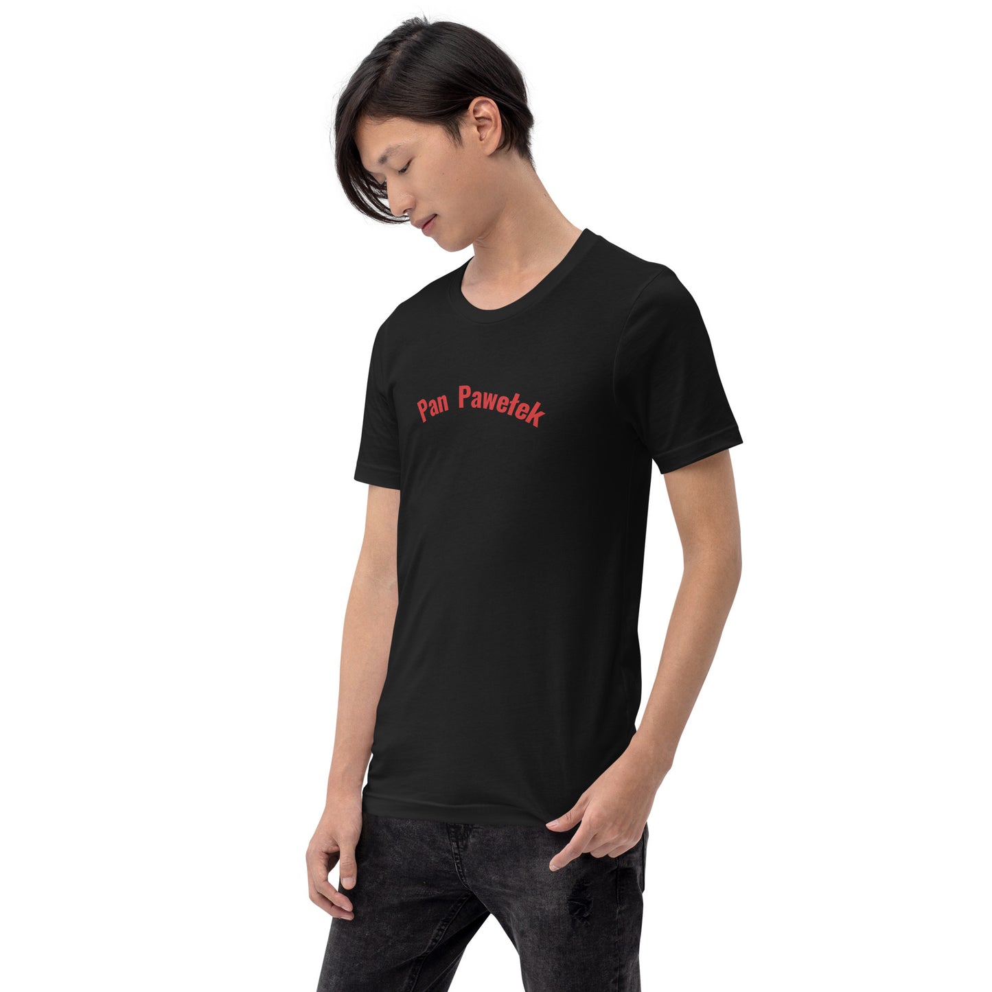 Ein Model trägt ein Unisex-T-Shirt in Vintage Schwarz von POLCOUTURE. Auf der Brust prangt der Schriftzug „Pan Pawełek“ im markanten POLCOUTURE Rot. Der dunkle Stoff bildet einen starken Kontrast zum Druck.