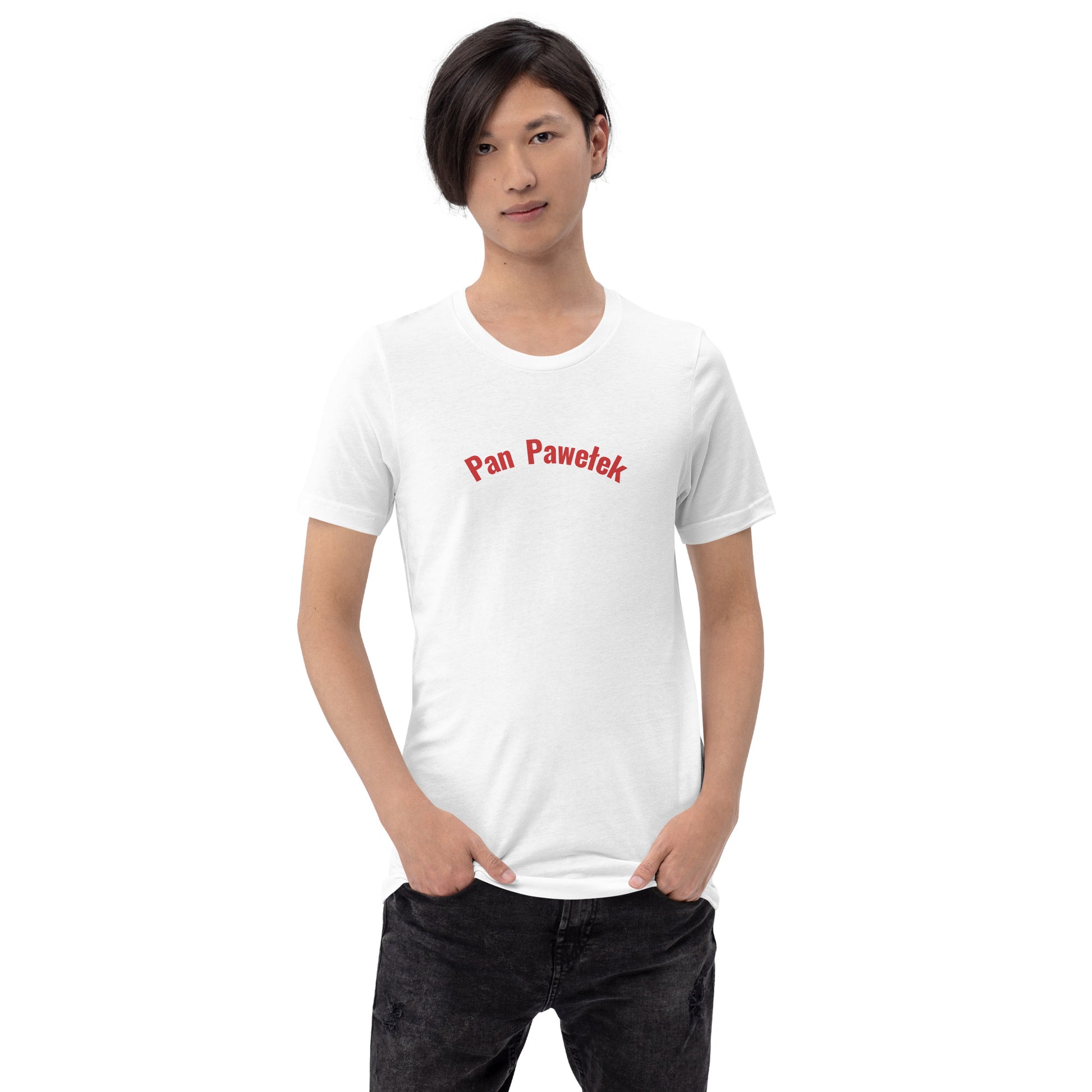 Frontalansicht eines Models in einem weißen POLCOUTURE Unisex-T-Shirt. Zentriert auf der Brust ist der Schriftzug „Pan Pawełek“ in einer klaren, roten Schrift aufgedruckt. Das Bild zeigt den Sitz des T-Shirts mit Rundhalsausschnitt.