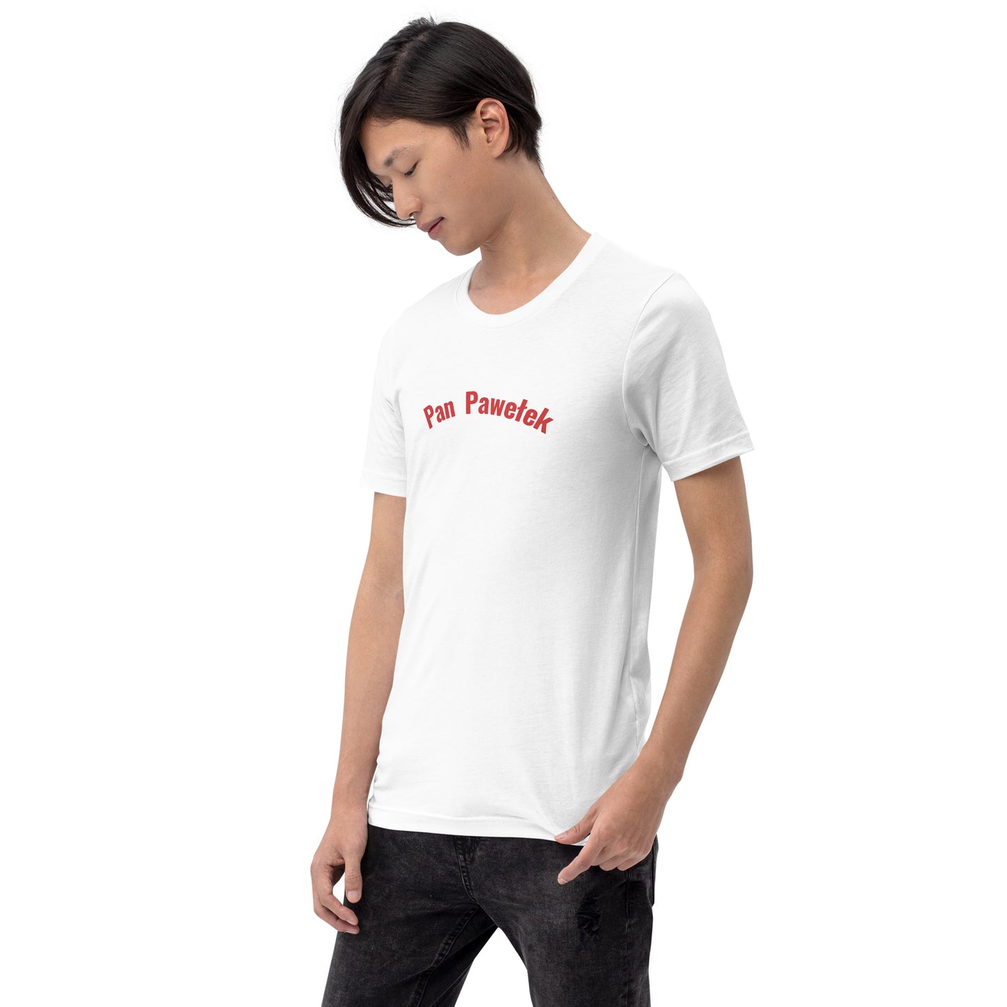 Ein Model in Seitenansicht trägt ein weißes Unisex-T-Shirt von POLCOUTURE. Auf der Brust prangt der Schriftzug „Pan Pawełek“ im markanten POLCOUTURE Rot. Das Model ist leicht seitlich links gedreht, um die Passform zu zeigen.