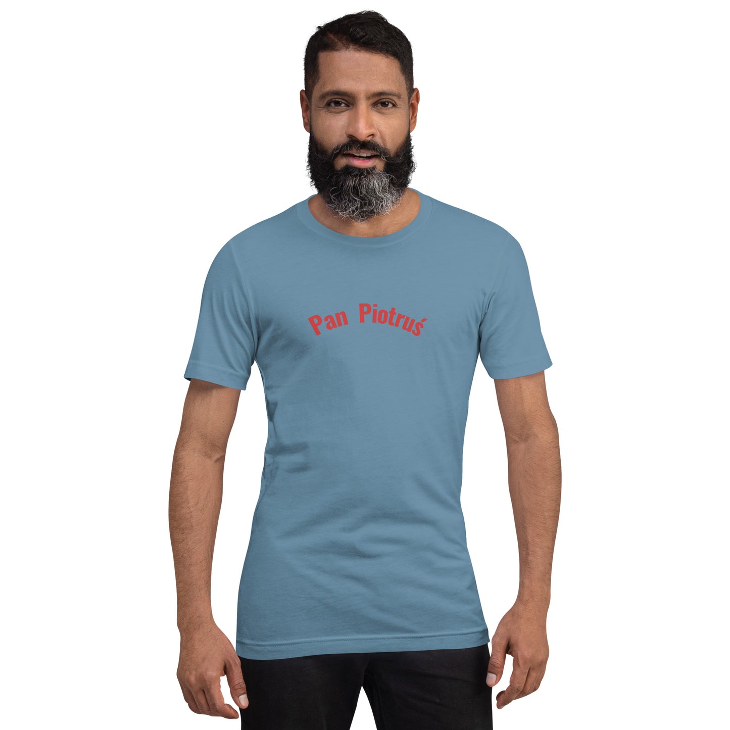 Frontalansicht eines Models in einem stahlblauen (Steel Blue) POLCOUTURE Unisex-T-Shirt. Zentriert auf der Brust ist der Schriftzug „Pan Piotruś“ in einer klaren, roten Schrift aufgedruckt.