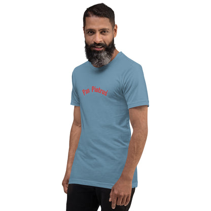 Ein Model trägt ein stahlblaues Unisex-T-Shirt von POLCOUTURE. Auf der Brust prangt der Schriftzug „Pan Piotruś“ im markanten POLCOUTURE Rot. Der Fokus liegt auf der Farbkombination und der Passform.