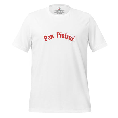 Frontalansicht des Namens-T-Shirts in Weiß von POLCOUTURE. Zentriert auf der Brust ist der Schriftzug „Pan Piotruś“ in einer klaren, roten Schrift aufgedruckt. Das Bild zeigt das vollständige Design des Unisex-T-Shirts vor einem neutralen Hintergrund.