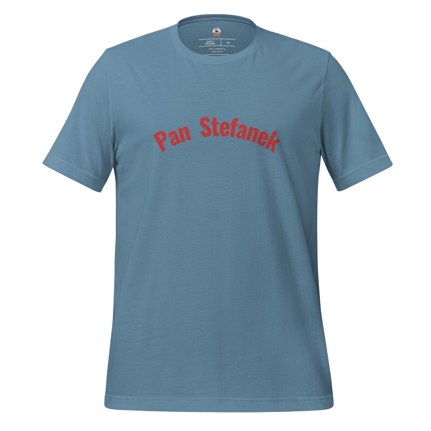 Frontalansicht des Namens-T-Shirts in Steel Blue von POLCOUTURE. Zentriert auf der Brust ist der Schriftzug „Pan Stefanek“ in einer klaren, roten Schrift aufgedruckt. Das Bild zeigt das vollständige Design vor einem neutralen Hintergrund.