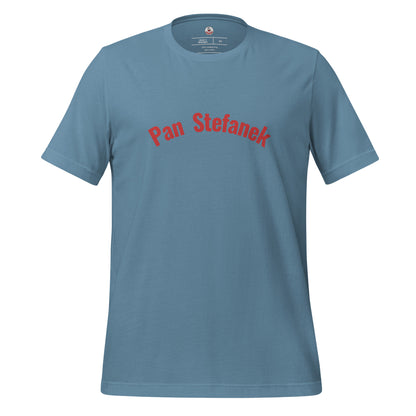 Frontalansicht des Namens-T-Shirts in Steel Blue von POLCOUTURE. Zentriert auf der Brust ist der Schriftzug „Pan Stefanek“ in einer klaren, roten Schrift aufgedruckt. Das Bild zeigt das vollständige Design vor einem neutralen Hintergrund.