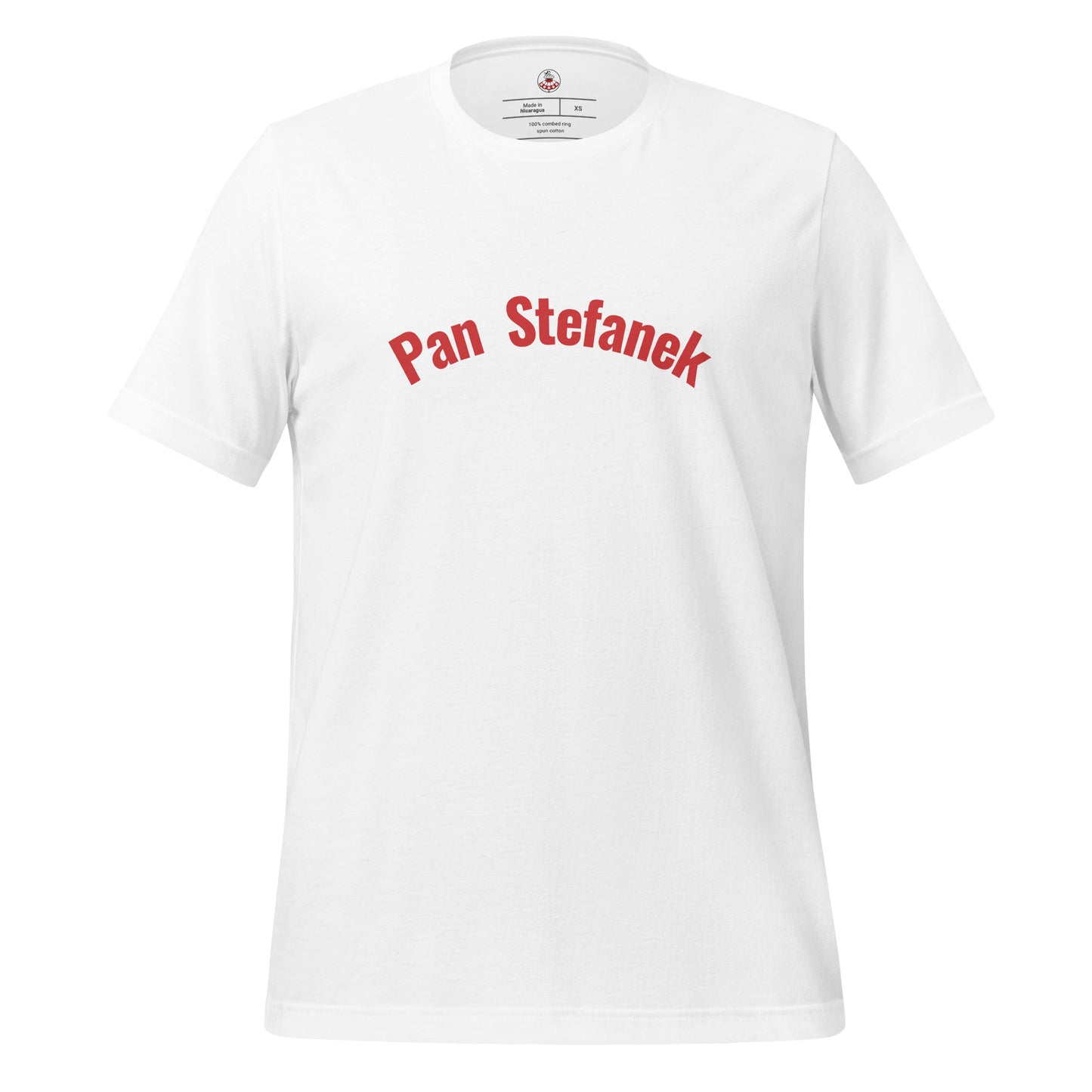 Frontalansicht des Namens-T-Shirts in Weiß von POLCOUTURE. Zentriert auf der Brust ist der Schriftzug „Pan Stefanek“ in einer klaren, roten Schrift aufgedruckt. Das Bild zeigt das vollständige Design des Unisex-T-Shirts vor einem neutralen Hintergrund.