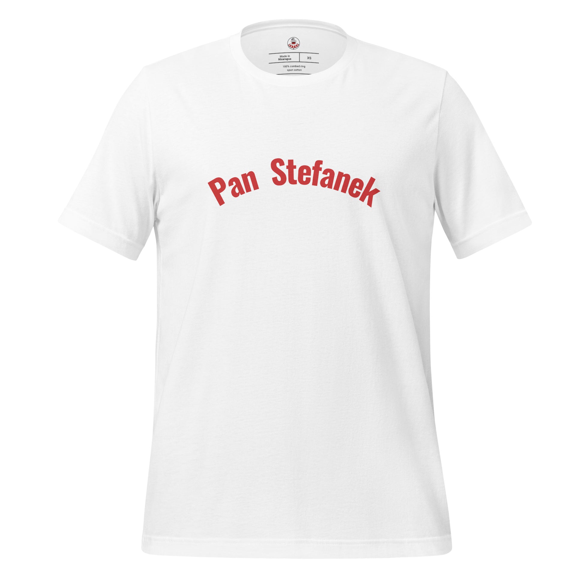 Frontalansicht des Namens-T-Shirts in Weiß von POLCOUTURE. Zentriert auf der Brust ist der Schriftzug „Pan Stefanek“ in einer klaren, roten Schrift aufgedruckt. Das Bild zeigt das vollständige Design des Unisex-T-Shirts vor einem neutralen Hintergrund.