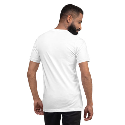 Rückansicht eines Models in einem weißen POLCOUTURE Unisex-T-Shirt. Das T-Shirt ist auf der Rückseite schlicht gehalten, was den minimalistischen Stil und die hochwertige Stoffqualität betont.