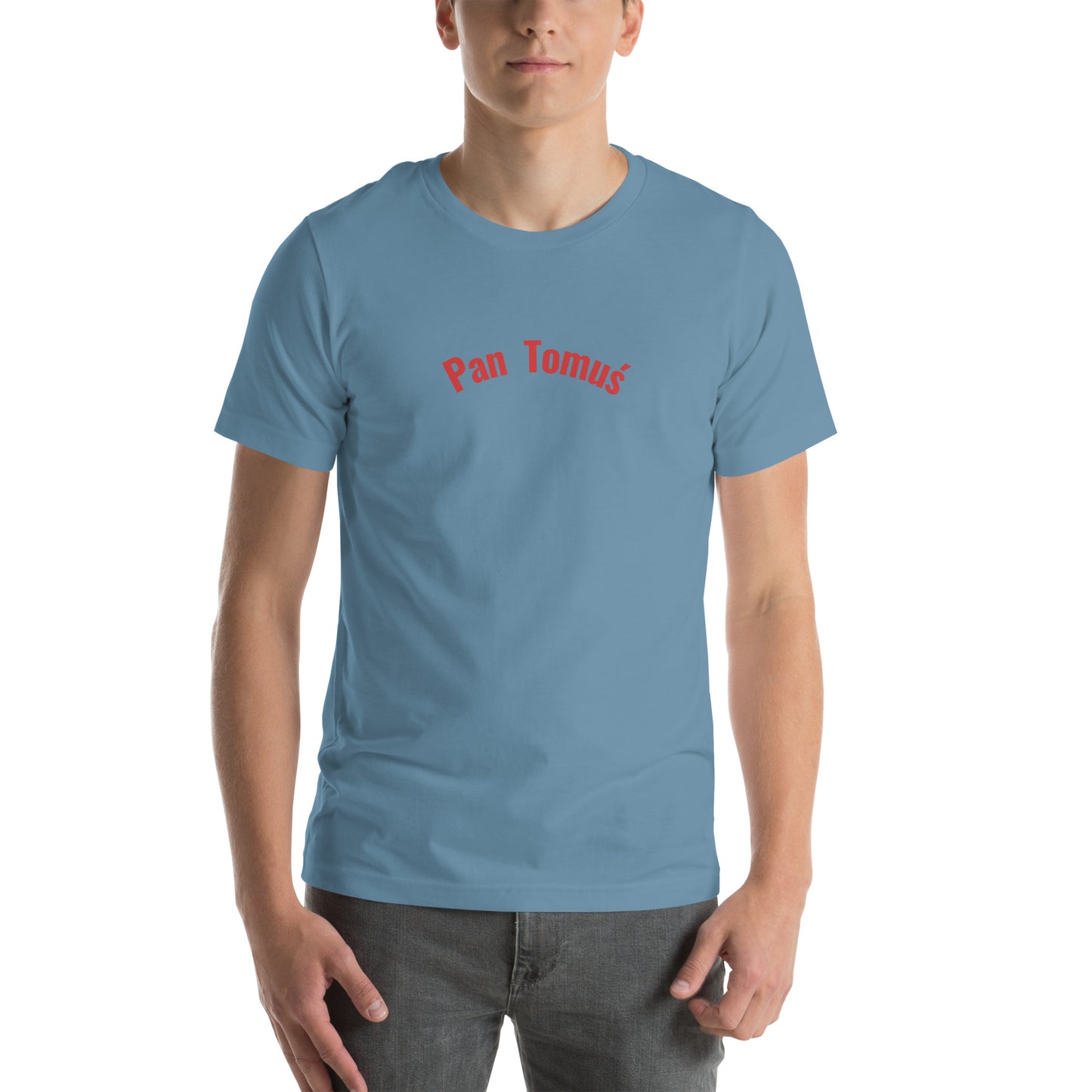 Frontalansicht eines Models in einem stahlblauen (Steel Blue) POLCOUTURE Unisex-T-Shirt. Zentriert auf der Brust ist der Schriftzug „Pan Tomuś“ in einer klaren, roten Schrift aufgedruckt. Das Bild zeigt das vollständige Design des T-Shirts mit Rundhalsausschnitt und kurzem Arm vor einem neutralen Hintergrund.